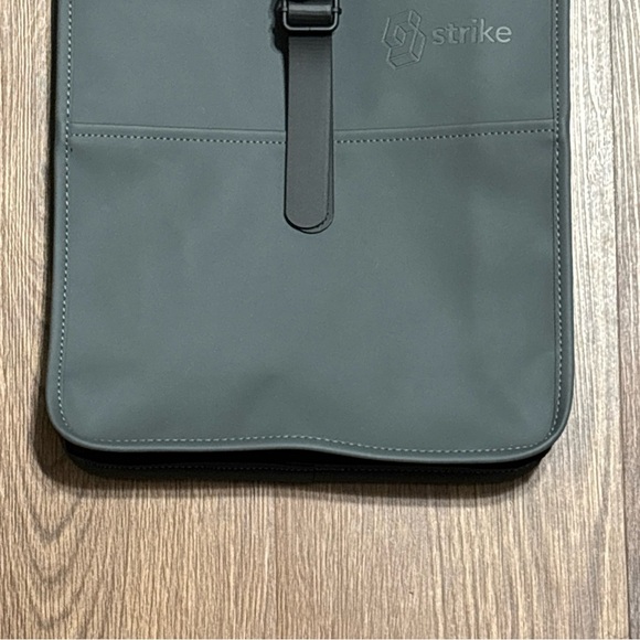 🔥🔥🔥Rains Black Minimalist Backpack🔥🔥🔥 - Picture 3 of 13